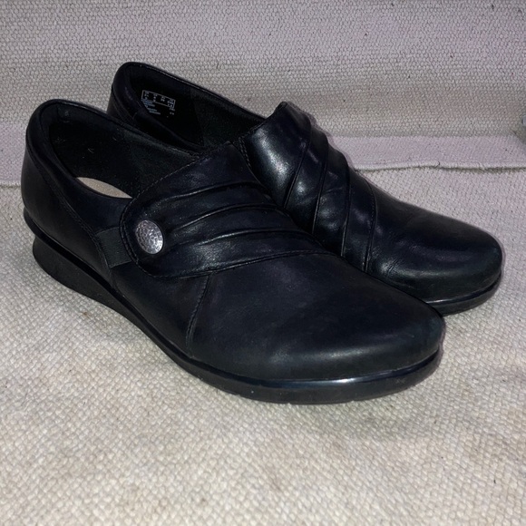 Clarks artisan size 8 women’s Black Leather Loafers with built in elastic - Picture 1 of 15